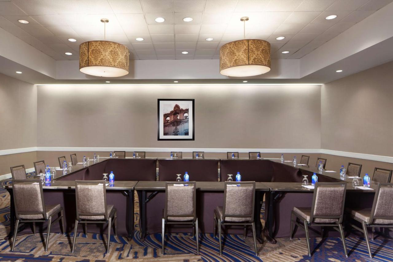 Hilton Boston Back Bay's meeting room.